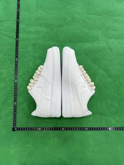 10 (brown shoelaces)