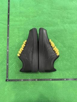 35 (yellow shoelaces)