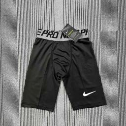 Black five quarter tight pants