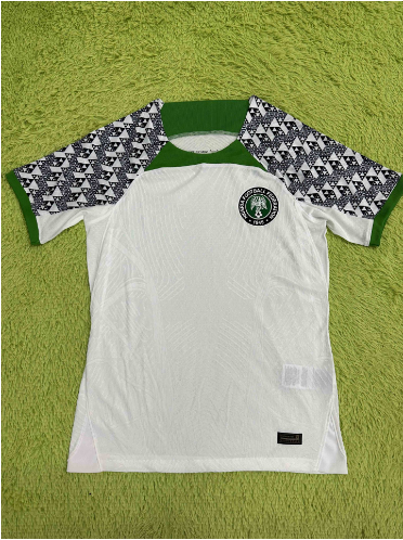 NRLY 客白色绿领