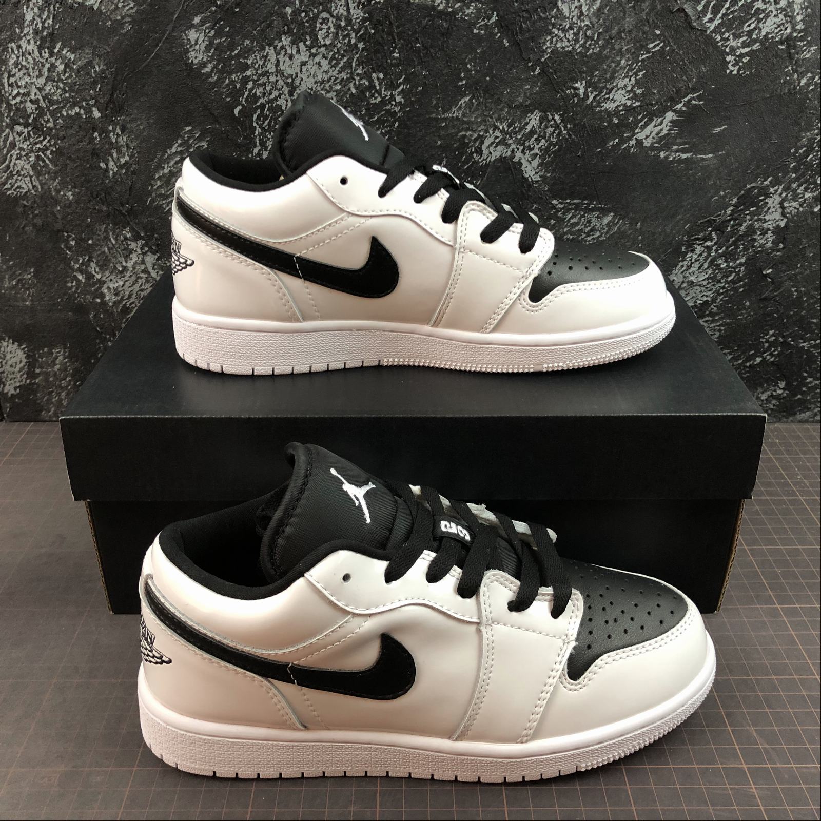 Air Jordan 1 Retro Low ‘White Black’ (GS) – Jack Shoes